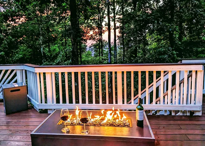 Mountain Getaway - 7 Beds, 2 King - Large Common Area