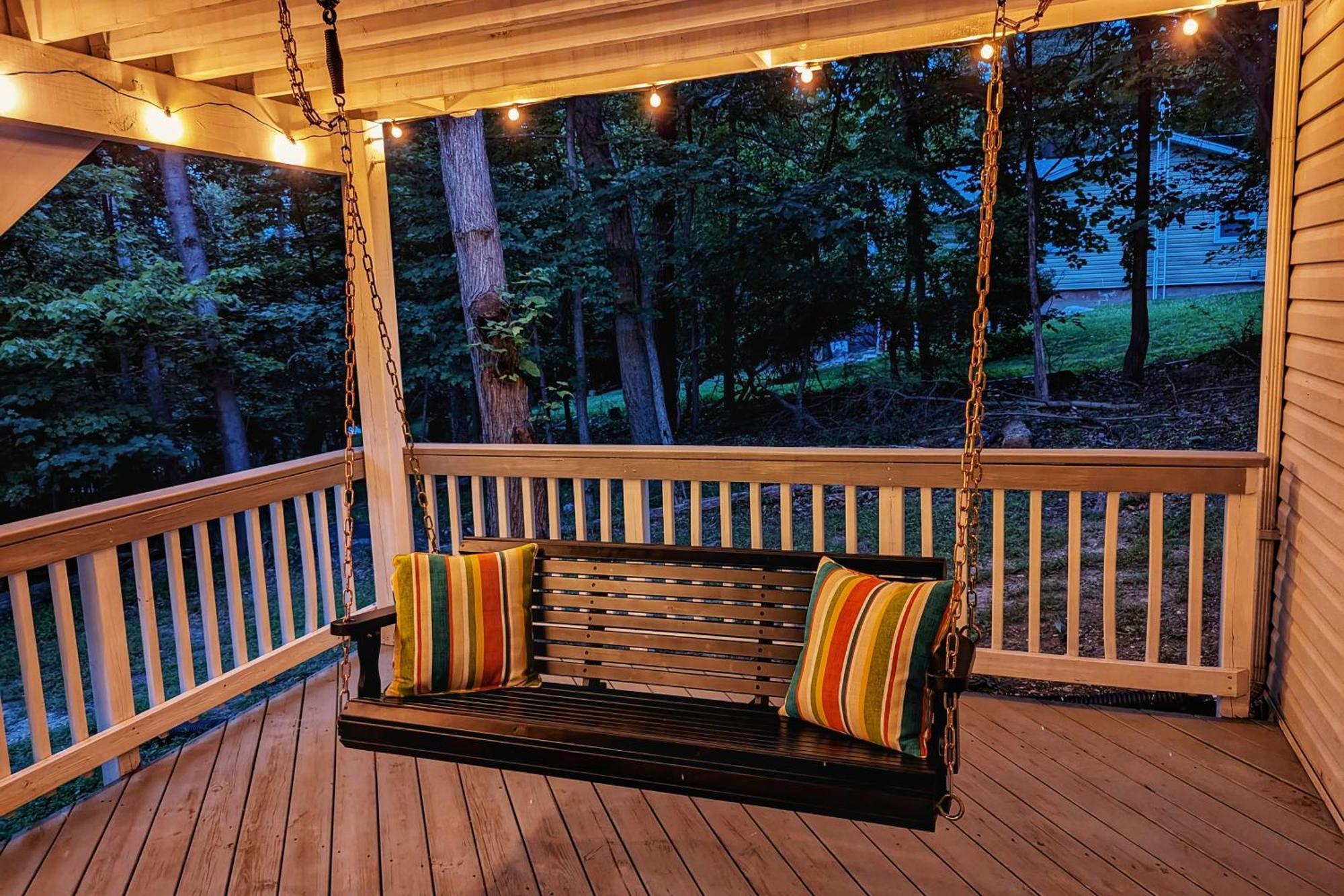 Mountain Getaway - 7 Beds, 2 King - Large Common Area