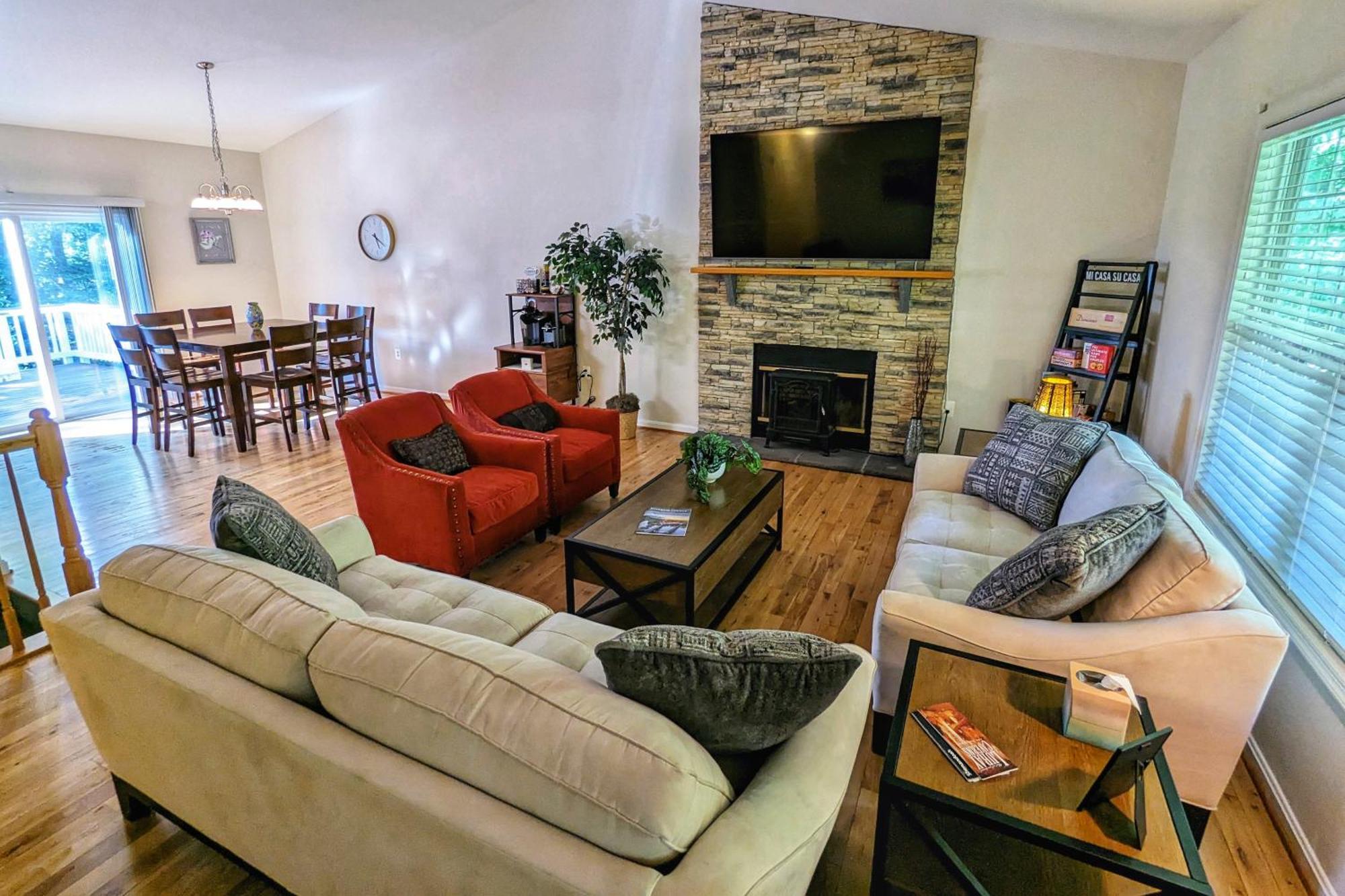 Mountain Getaway - 7 Beds, 2 King - Large Common Area *